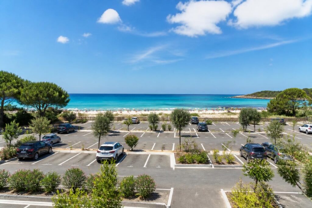 découvrez comment trouver un grand parking proche de la plage pour un accès facile et profitez pleinement de votre journée au bord de l'eau sans souci de stationnement.