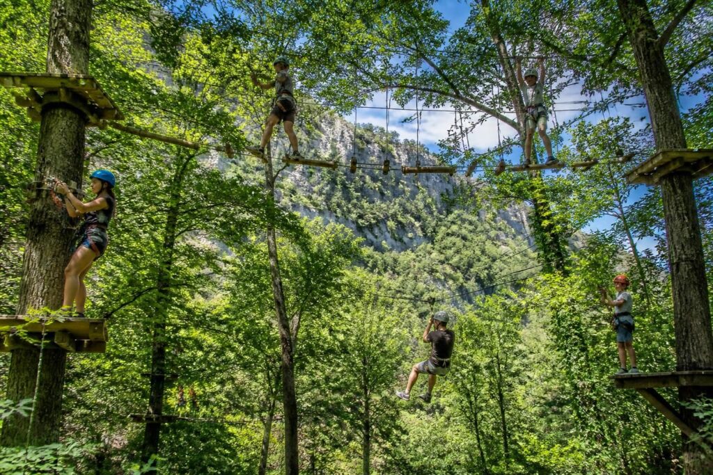 découvrez l'accrobranche en ardèche pour vivre des aventures palpitantes et des sensations fortes au cœur de la nature préservée.