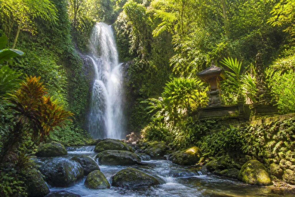 découvrez la cascade de munduk à bali, un site naturel spectaculaire où beauté et aventure se rencontrent. parfait pour les amoureux de la nature et les voyageurs en quête d'émerveillement.